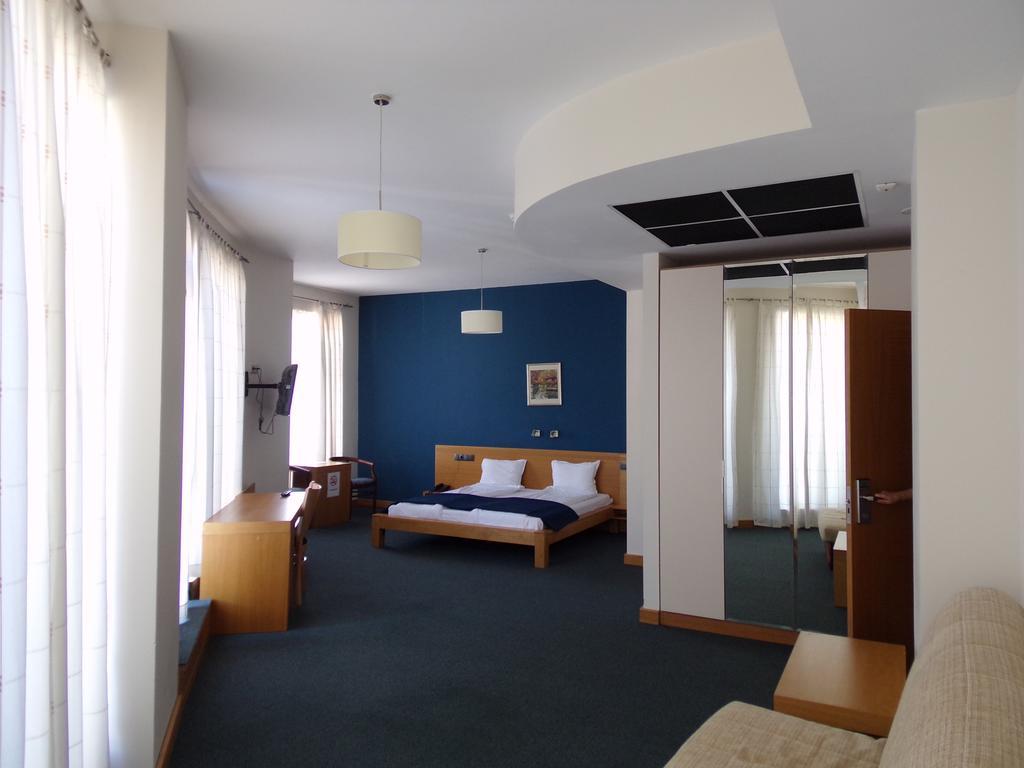 Universal Hotel Dupnitsa Dış mekan fotoğraf