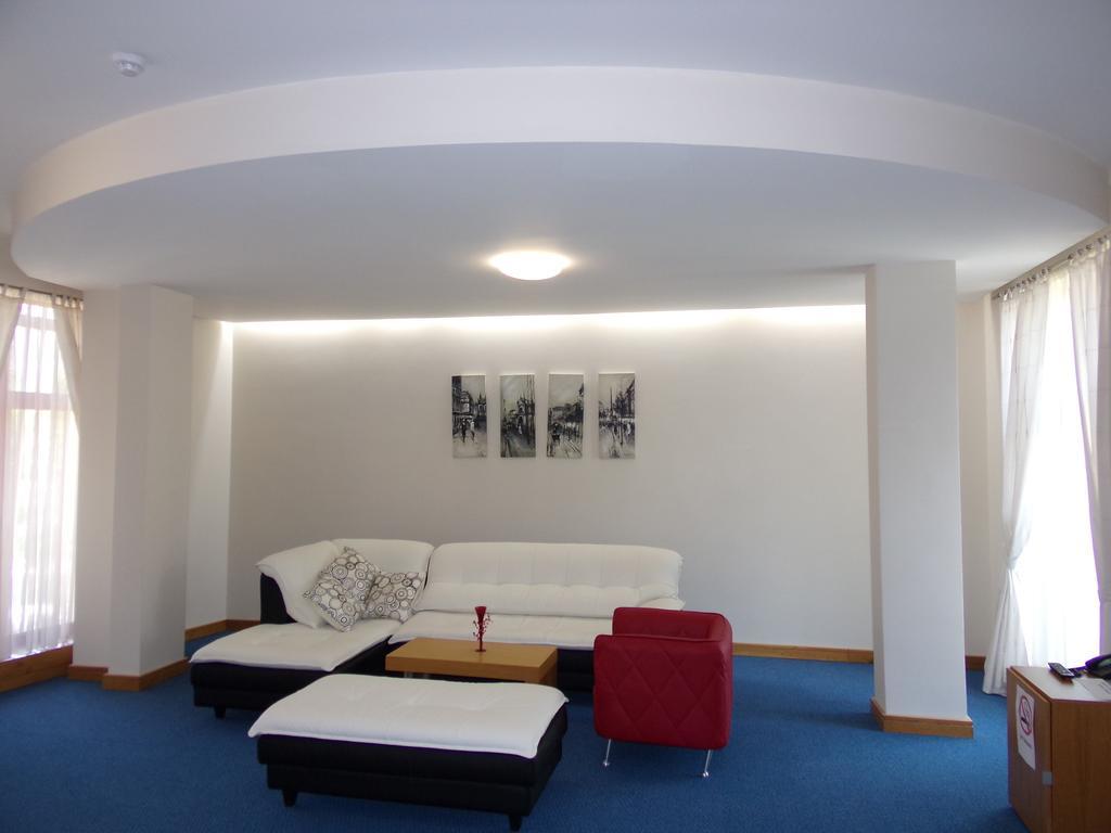 Universal Hotel Dupnitsa Dış mekan fotoğraf